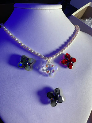 
                  
                    Clover Pearl Necklace
                  
                